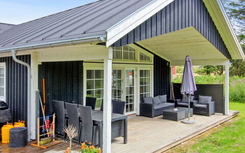 Hela - 1.4Km from the Sea: Huis, Huis, Deur, Dak, Verblijf, Landgoed, Tuin, Schaduw, Siding, Werf