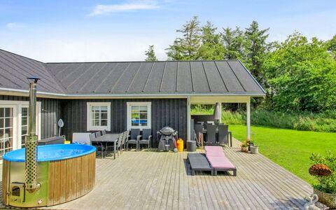 Hela - 1.4Km from the Sea: Huis, Huis, Deur, Dak, Verblijf, Landgoed, Tuin, Schaduw, Siding, Werf