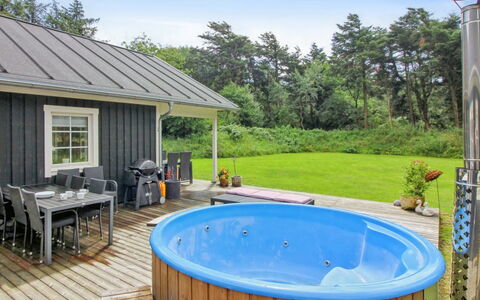 Hela - 1.4Km from the Sea: Huis, Huis, Deur, Dak, Verblijf, Landgoed, Tuin, Schaduw, Siding, Werf