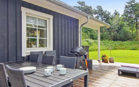Hela - 1.4Km from the Sea: Huis, Huis, Deur, Dak, Verblijf, Landgoed, Tuin, Schaduw, Siding, Werf