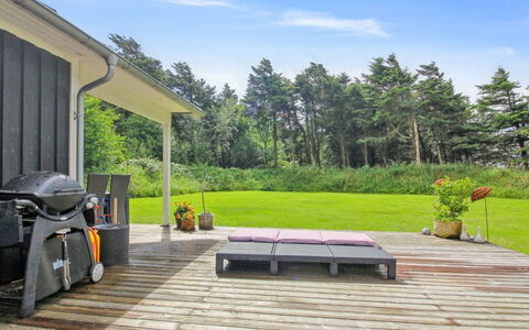 Hela - 1.4Km from the Sea: Huis, Huis, Deur, Dak, Verblijf, Landgoed, Tuin, Schaduw, Siding, Werf