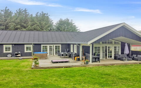 Hela - 1.4Km from the Sea: Huis, Huis, Deur, Dak, Verblijf, Landgoed, Tuin, Schaduw, Siding, Werf
