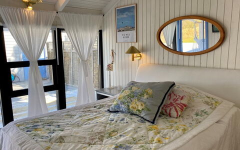 Ilenia - 150M from the Sea: Meubilair, Interieur Ontwerp, Flooring, Hout, Verdieping, Plafond, Houten Vloer, Stoel, Tafel, Verlichting