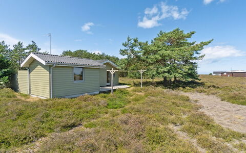 Alwine - 250M from the Sea: Hout, Huis, Veranda, Dek, Hardwood, Dak, Beits, Houten Vloer, Eco Hotel