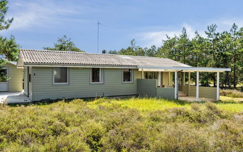 Alwine - 250M from the Sea: Hout, Huis, Veranda, Dek, Hardwood, Dak, Beits, Houten Vloer, Eco Hotel