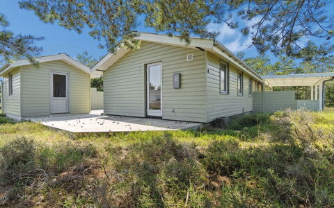 Alwine - 250M from the Sea: Hout, Huis, Veranda, Dek, Hardwood, Dak, Beits, Houten Vloer, Eco Hotel