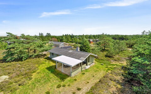 Alwine - 250M from the Sea: Hout, Huis, Veranda, Dek, Hardwood, Dak, Beits, Houten Vloer, Eco Hotel