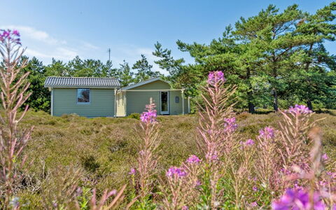 Alwine - 250M from the Sea: Hout, Huis, Veranda, Dek, Hardwood, Dak, Beits, Houten Vloer, Eco Hotel