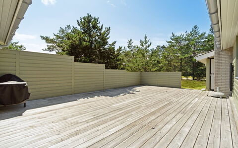 Alwine - 250M from the Sea: Hout, Huis, Veranda, Dek, Hardwood, Dak, Beits, Houten Vloer, Eco Hotel