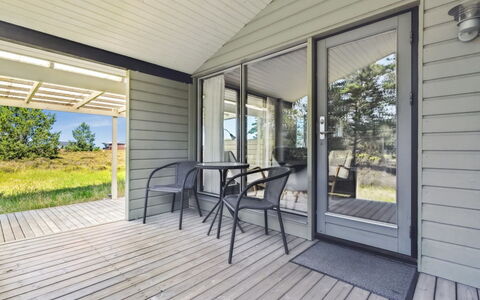 Alwine - 250M from the Sea: Hout, Huis, Veranda, Dek, Hardwood, Dak, Beits, Houten Vloer, Eco Hotel