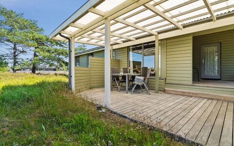 Alwine - 250M from the Sea: Hout, Huis, Veranda, Dek, Hardwood, Dak, Beits, Houten Vloer, Eco Hotel
