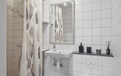 Gisella - 1.2Km from the Sea: Badkamer, Interieur Ontwerp, Flooring, Loodgieterswerkinrichting, Verdieping, Tegel, Loodgieter, Toilet, Kamer, Kraan