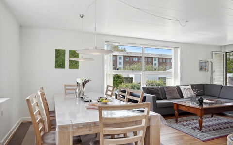 Gisella - 1.2Km from the Sea: Meubilair, Interieur Ontwerp, Flooring, Verdieping, Muur, Stoel, Tafel, Eetkamer, Hout, Plafond