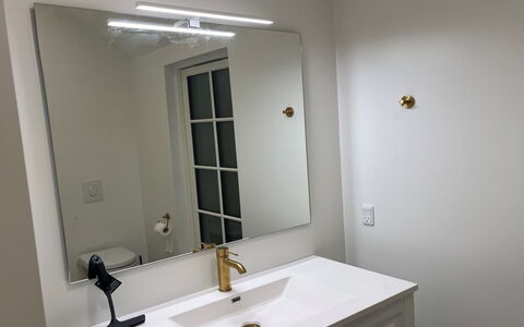 Skrollan - 100M from the Sea: Spiegel, Interieur Ontwerp, Verlichting, Loodgieterswerkinrichting, Wastafel In De Badkamer, Lichte Inrichting, Plafond, Loodgieter, Kraan, Badkamer