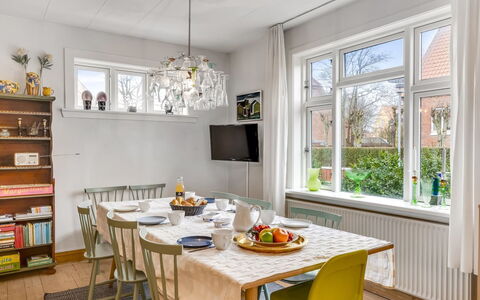 Cordelia - 1Km from the Sea: Meubilair, Interieur Ontwerp, Flooring, Muur, Eetkamer, Lichte Inrichting, Plafond, Hout, Stoel, Verdieping