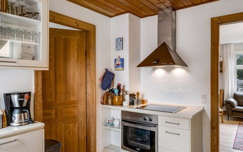 Cordelia - 1Km from the Sea: Meubilair, Toestel Van De Keuken, Keuken, Interieur Ontwerp, Flooring, Cabinetry, Major Appliance, Hout, Countertop, Verdieping