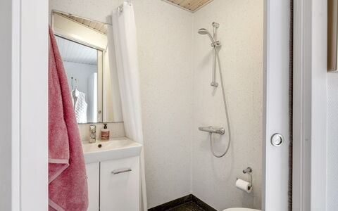 Cordelia - 1Km from the Sea: Muur, Interieur Ontwerp, Verdieping, Flooring, Loodgieterswerkinrichting, Badkamer, Kamer, Plafond, Toilet, Loodgieter