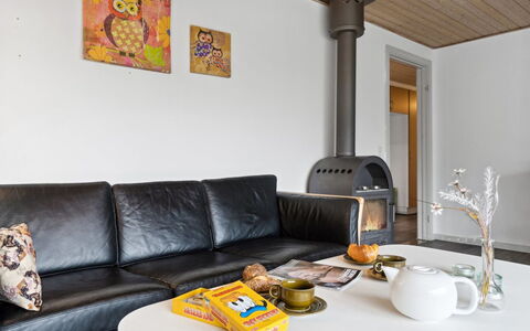 Kolle - 3.2Km from the Sea: Meubilair, Interieur Ontwerp, Flooring, Bankstel, Hout, Woonkamer, Verdieping, Kamer, Verlichting, Plafond