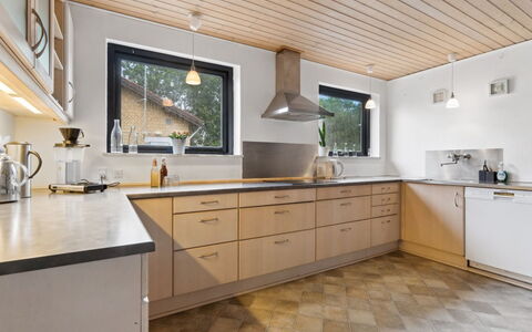 Kolle - 3.2Km from the Sea: Keuken, Countertop, Interieur Ontwerp, Flooring, Hout, Cabinetry, Plafond, Meubilair, Verdieping, Huis