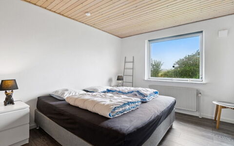 Kolle - 3.2Km from the Sea: Bed, Interieur Ontwerp, Slaapkamer, Muur, Bedding, Laken, Flooring, Plafond, Hout, Verdieping