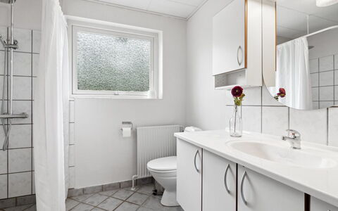 Kolle - 3.2Km from the Sea: Loodgieterswerkinrichting, Wastafel In De Badkamer, Badkamer, Wastafel, Flooring, Verdieping, Interieur Ontwerp, Loodgieter, Kraan, Samengesteld Materiaal