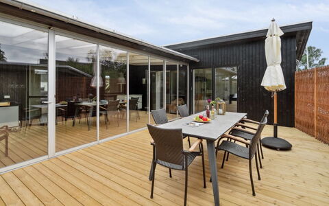 Randulf - 250M from the Sea: Hout, Dak, Architectuur, Huis, Huis, Verblijf, Siding, Hardwood, Helling, Landgoed