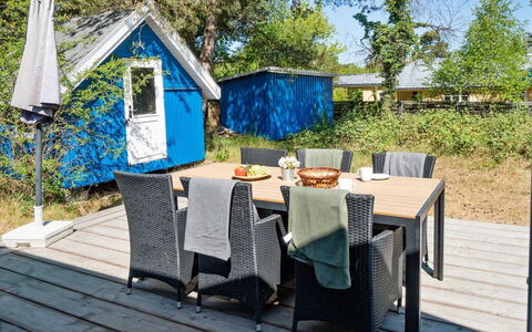 Ilmari - 150M from the Sea: Meubilair, Interieur Ontwerp, Flooring, Hout, Verdieping, Plafond, Houten Vloer, Stoel, Tafel, Verlichting