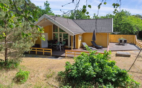 Anly - 250M from the Sea: Dak, Huis, Deur, Verblijf, Schaduw, Siding, Werf, Landgoed, Backyard