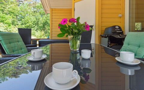 Anly - 250M from the Sea: Dak, Huis, Deur, Verblijf, Schaduw, Siding, Werf, Landgoed, Backyard