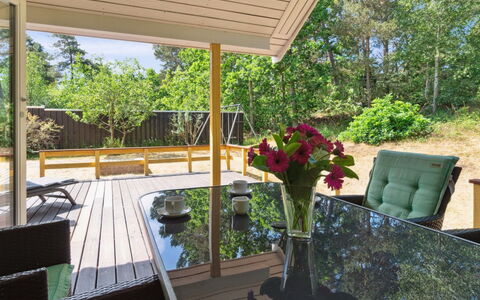 Anly - 250M from the Sea: Dak, Huis, Deur, Verblijf, Schaduw, Siding, Werf, Landgoed, Backyard