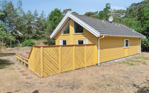 Anly - 250M from the Sea: Dak, Huis, Deur, Verblijf, Schaduw, Siding, Werf, Landgoed, Backyard