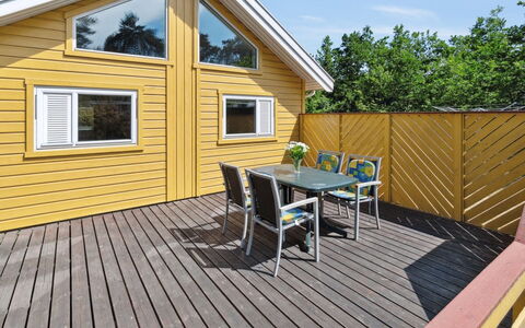 Anly - 250M from the Sea: Dak, Huis, Deur, Verblijf, Schaduw, Siding, Werf, Landgoed, Backyard