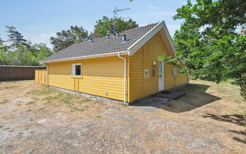 Anly - 250M from the Sea: Dak, Huis, Deur, Verblijf, Schaduw, Siding, Werf, Landgoed, Backyard