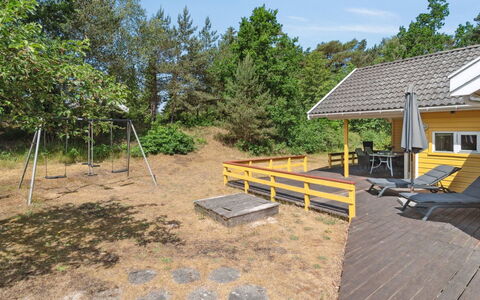 Anly - 250M from the Sea: Dak, Huis, Deur, Verblijf, Schaduw, Siding, Werf, Landgoed, Backyard