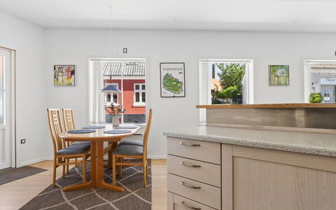 Dagne - 400M from the Sea: Meubilair, Flooring, Interieur Ontwerp, Verdieping, Hout, Tafel, Eetkamer, Keuken En Eettafel, Houten Vloer, Stoel