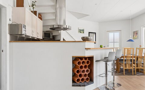 Dagne - 400M from the Sea: Flooring, Meubilair, Hout, Interieur Ontwerp, Verdieping, Houten Vloer, Barkruk, Keuken, Verlichting, Countertop