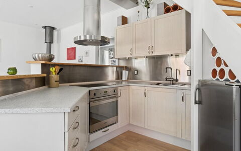 Dagne - 400M from the Sea: Keuken, Countertop, Toestel Van De Keuken, Flooring, Cabinetry, Interieur Ontwerp, Meubilair, Major Appliance, Hout, Verdieping