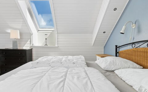Dagne - 400M from the Sea: Slaapkamer, Hout, Bed, Plafond, Interieur Ontwerp, Meubilair, Linens, Bedding, Laken, Verdieping