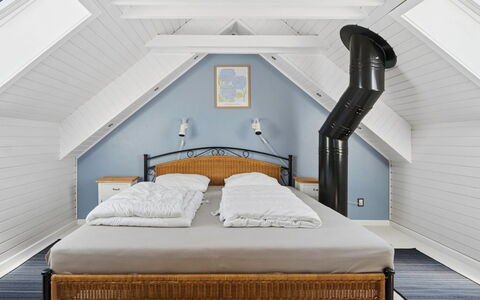 Dagne - 400M from the Sea: Slaapkamer, Hout, Bed, Interieur Ontwerp, Plafond, Meubilair, Verdieping, Flooring, Bedding, Verlichting