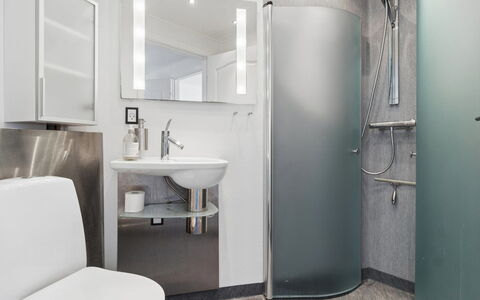 Dagne - 400M from the Sea: Badkamer, Loodgieterswerkinrichting, Toilet, Wc Bril, Interieur Ontwerp, Verdieping, Flooring, Wastafel, Wastafel In De Badkamer, Loodgieter