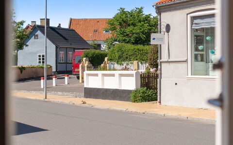 Dagne - 400M from the Sea: Gebouw, Weg Oppervlak, Huis, Woongebied, Huis,  Dorf\, Facade, Buurt, Architectuur, Struik