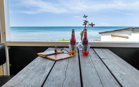 Scarlet - 5M from the Sea: Hout, Meubilair, Zee, Tafel, Oceaan, Buitenmeubels, Kust En Oceanic Landvormen, Stoel, Kust, Buitentafel