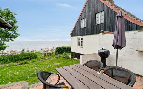 Scarlet - 5M from the Sea: Verblijf, Schaduw, Buitenmeubels, Stoel, Villa, Eco Hotel