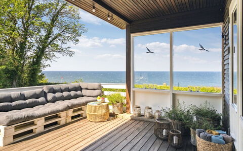 Yasha - 200M from the Sea: Hout, Dak, Architectuur, Huis, Huis, Verblijf, Siding, Hardwood, Helling, Landgoed
