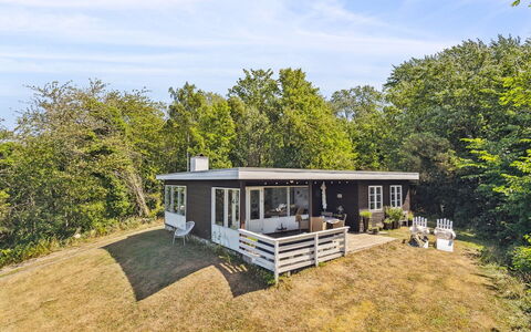 Yasha - 200M from the Sea: Hout, Dak, Architectuur, Huis, Huis, Verblijf, Siding, Hardwood, Helling, Landgoed