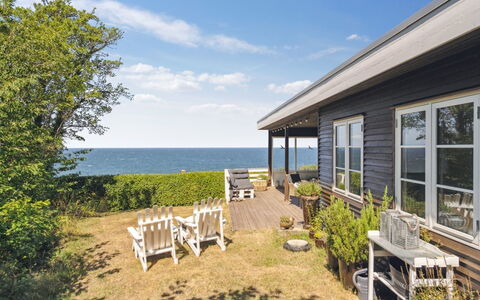 Yasha - 200M from the Sea: Hout, Dak, Architectuur, Huis, Huis, Verblijf, Siding, Hardwood, Helling, Landgoed