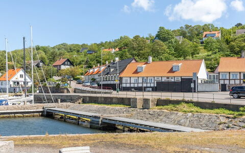 Yasha - 200M from the Sea: Hout, Dak, Architectuur, Huis, Huis, Verblijf, Siding, Hardwood, Helling, Landgoed
