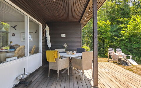 Yasha - 200M from the Sea: Hout, Dak, Architectuur, Huis, Huis, Verblijf, Siding, Hardwood, Helling, Landgoed
