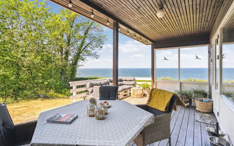 Yasha - 200M from the Sea: Hout, Dak, Architectuur, Huis, Huis, Verblijf, Siding, Hardwood, Helling, Landgoed