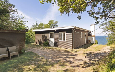 Yasha - 200M from the Sea: Hout, Dak, Architectuur, Huis, Huis, Verblijf, Siding, Hardwood, Helling, Landgoed